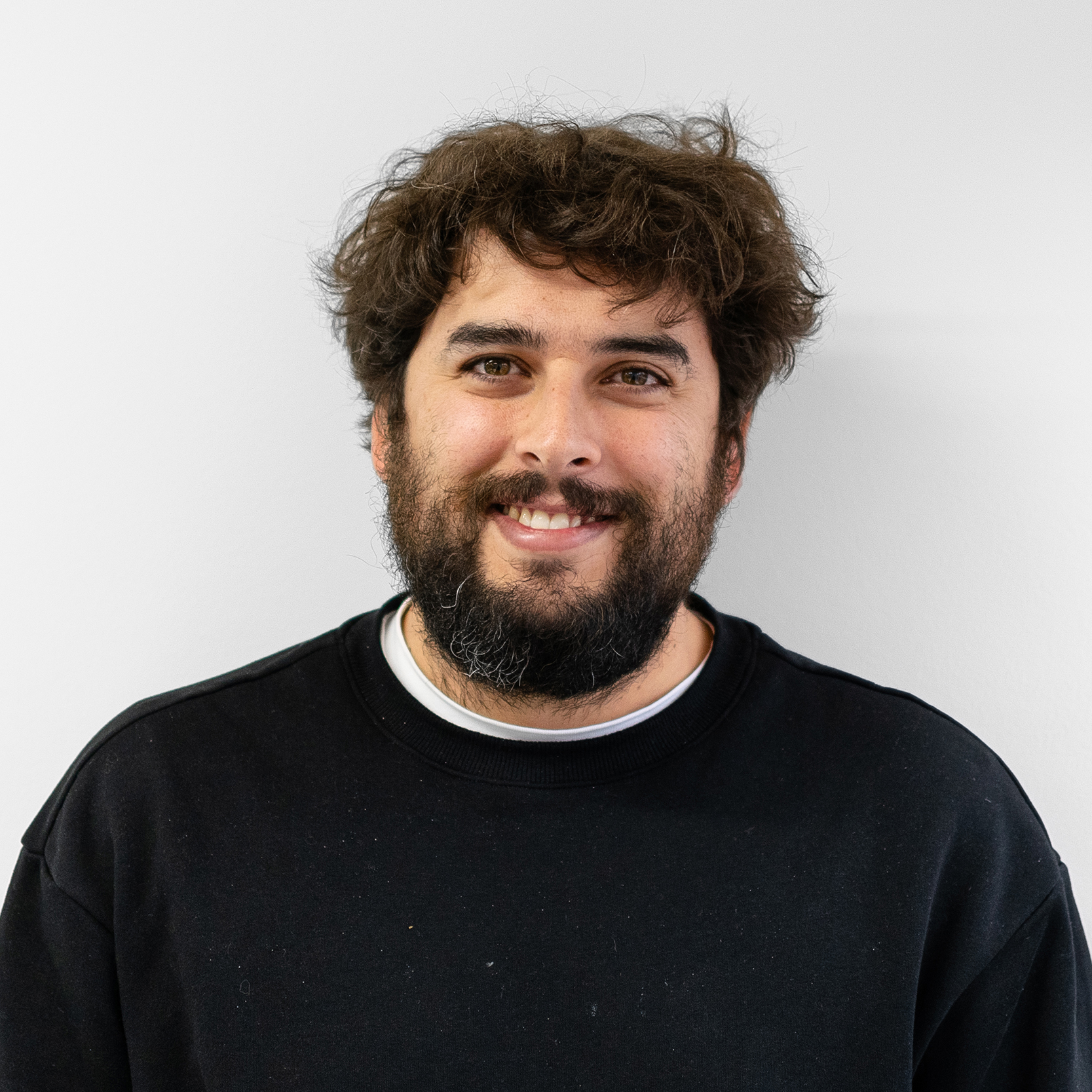 Headshot on whitte background of Javier Moya Ortiz